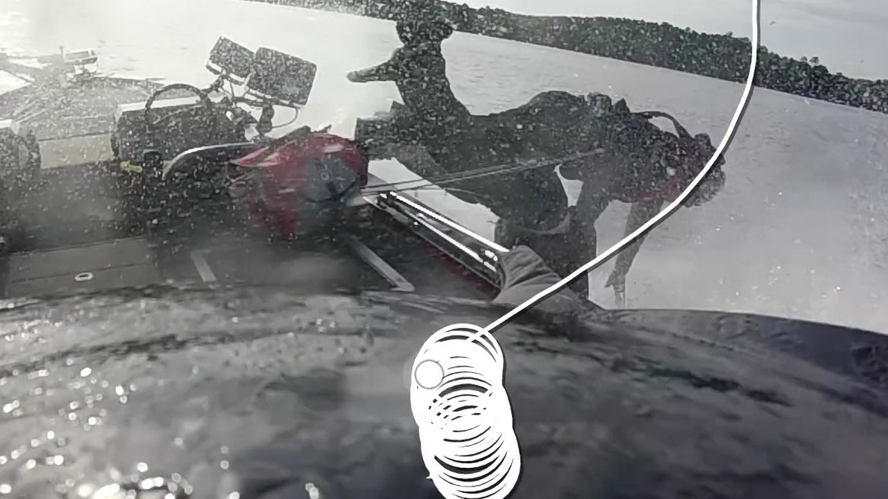 Il fait un virage trop brusque à presque 100 km/h et se fait éjecter du bateau