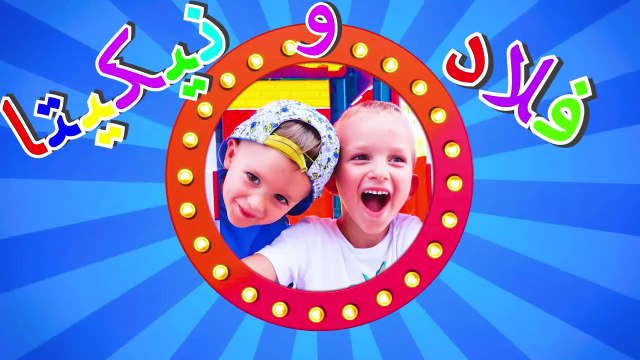 فلاد الطفل يتظاهر اللعب مع سيارات لعبة مكسورة - Trẻ em Vlad giả vờ chơi với ô tô đồ chơi bị hỏng - Kind Vlad Pretend Spiel mit kaputten Spielzeugautos - El niño Vlad finge jugar con coches de juguete rotos