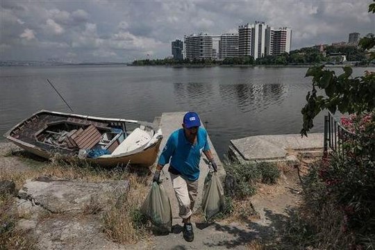 Küçükçekmece Gölü'nde tedirgin eden görüntüyle ilgili kritik uyarı!