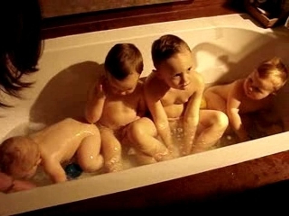 les cousins dans le bain