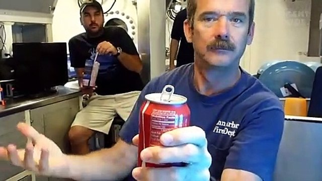 Cosa succede quando si apre una lattina di Coca Cola sul fondo dell’oceano?