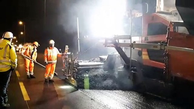 Pose du bitume : Travaux de nuit sur l'autoroute A10 entre Virsac et la rocade de Bordeaux