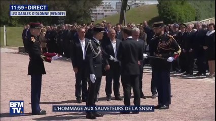 Video herunterladen: Hommage aux sauveteurs de la SNSM: Emmanuel Macron remet la légion d'honneur aux rescapés du canot Jack Morisseau