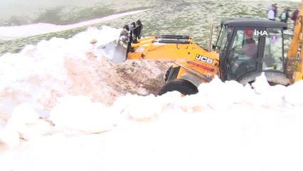 Haziran ayında karda mahsur kalan Yörükler belediye ekiplerince kurtarıldı