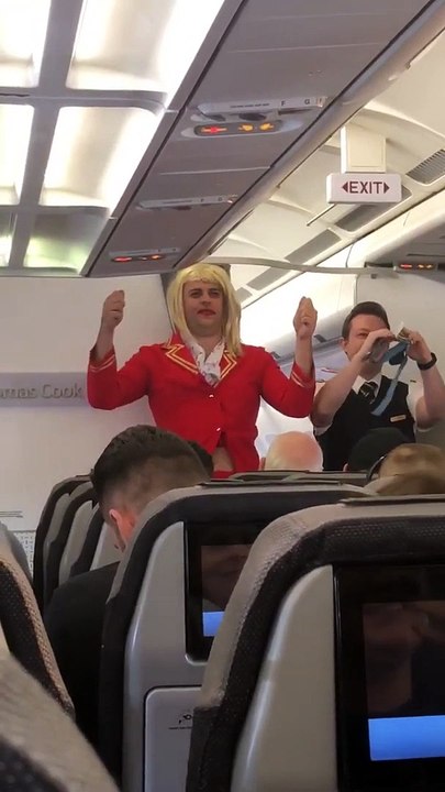 Déguisé en Hôtesse de l'air il mime les consignes de sécurité dans l'avion !