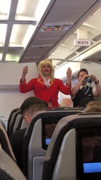 Déguisé en Hôtesse de l'air il mime les consignes de sécurité dans l'avion !