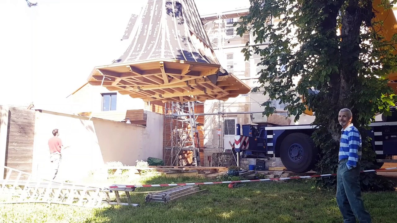 Une toiture de cinq tonnes suspendue dans les airs à Beaune