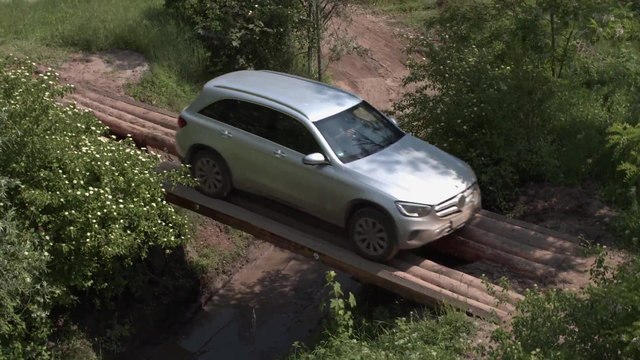 Mercedes-Benz GLC 300d 4MATIC in Iridium silver Driving Video