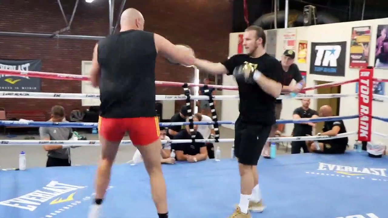 TYSON FURY DISPLAYS INCREDIBLE SPEED, MOVEMENT & POWER - RATTLES PADS w/ BEN DAVISON IN LAS VEGAS