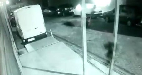 Husumetli olduğu kişinin aracını böyle kundaklattı