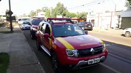 Telhado cede e homem cai de cerca de quatro metros na Rua Jorge Lacerda