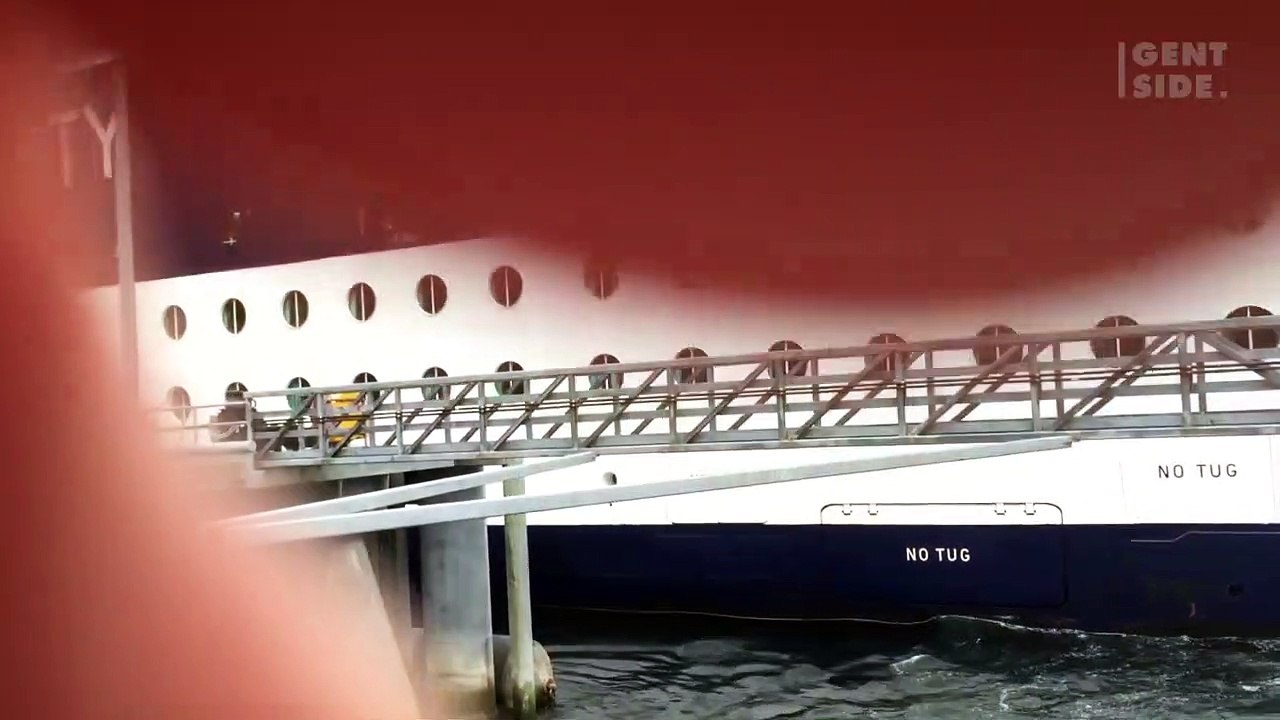 Una nave da crociera butta giù una parte del molo durante un attracco in Alaska