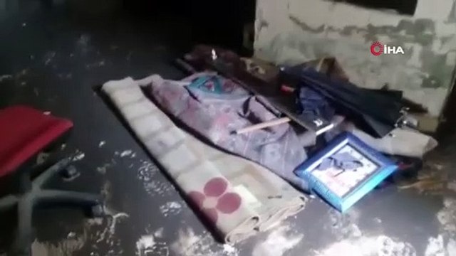 Şiddetli yağış sonrası kanalizasyon suları evini bastı