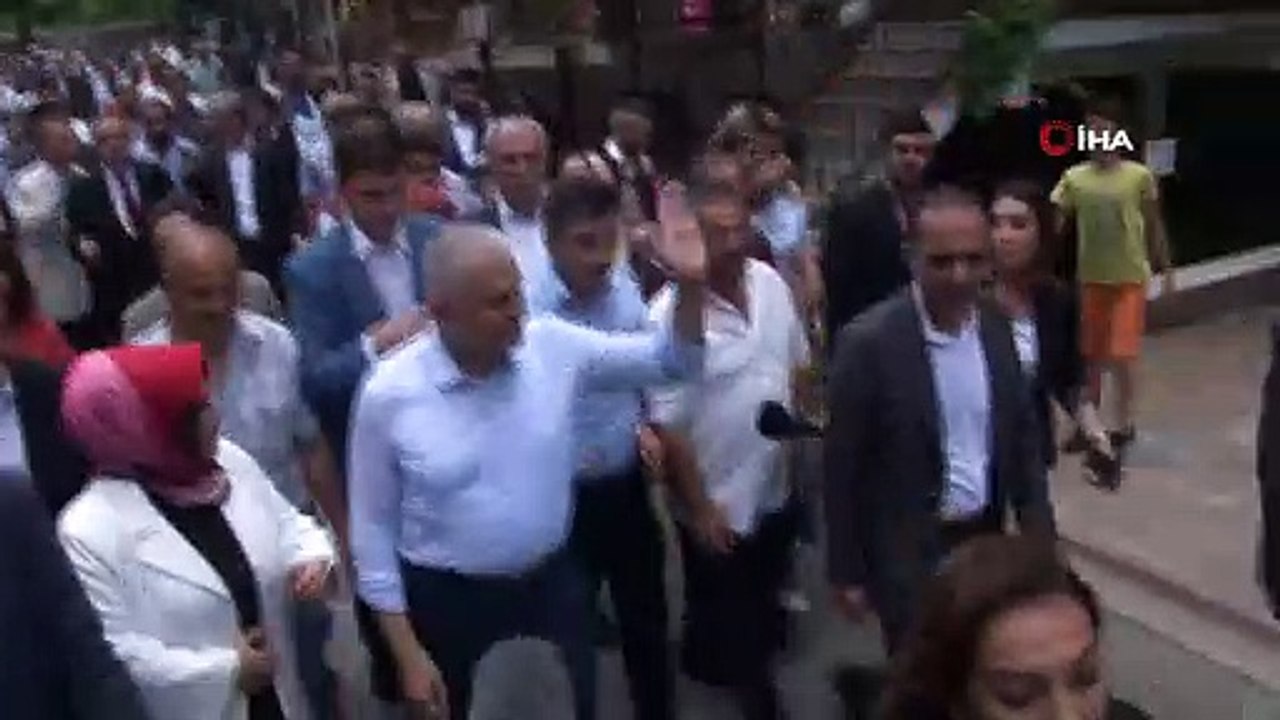 Binali Yıldırım Sancaktepe’de vatandaşlarla çay içti