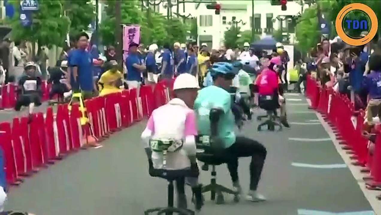 Au Japon, Découvrez le  championnat du monde de  course de chaises de bureau !