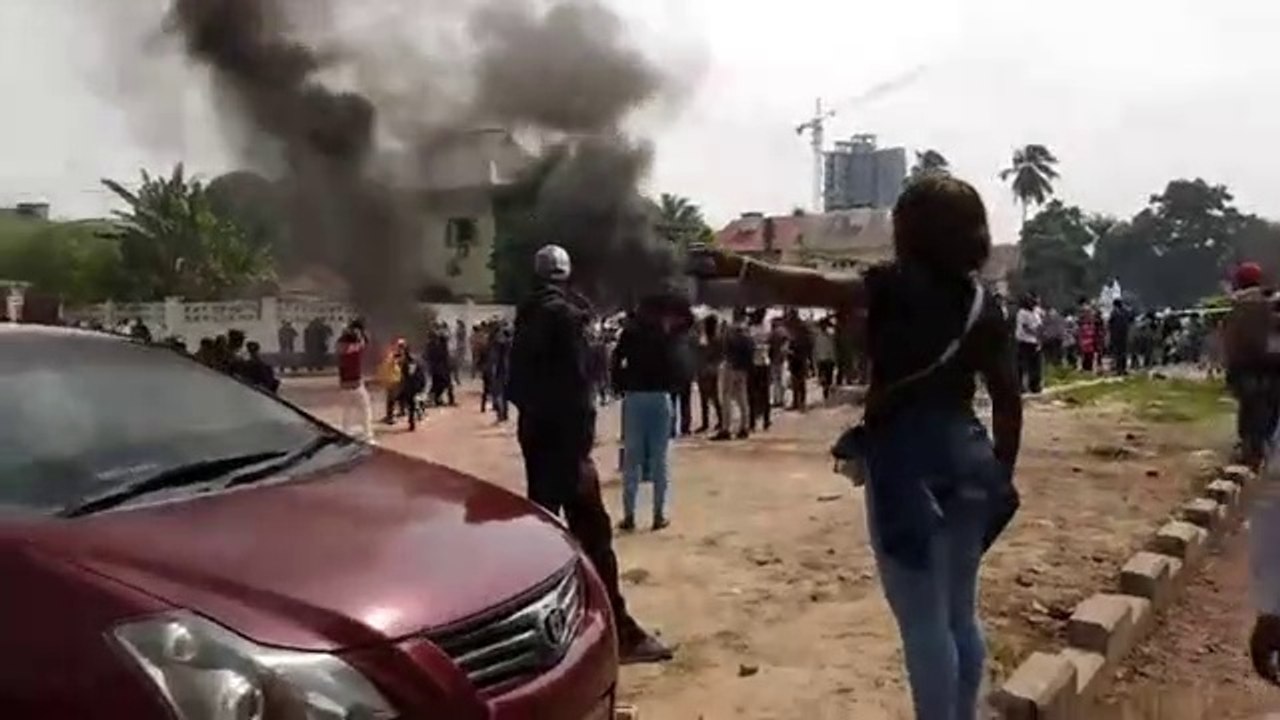 MANIFESTATION DE LAMUKA DEVANT  LA COUR CONSTITUTIONNELLE