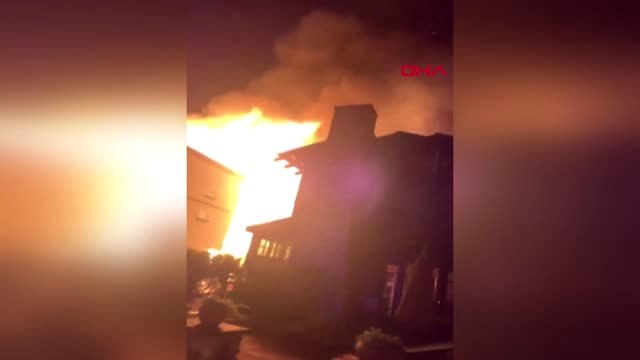 DHA DIŞ - ABD'de 3 katlı evde çıkan yangın güçlükle söndürülebildi