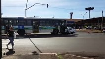 Carro e ônibus batem na Avenida Brasil, no Bairro São Cristóvão