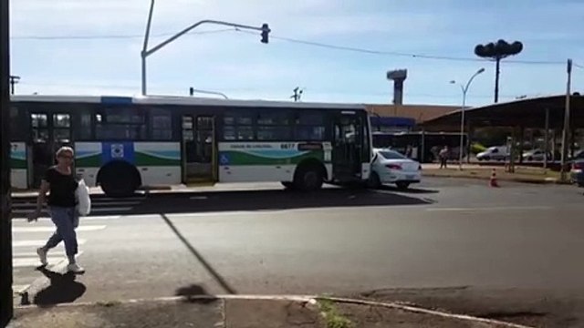 Carro e ônibus batem na Avenida Brasil, no Bairro São Cristóvão