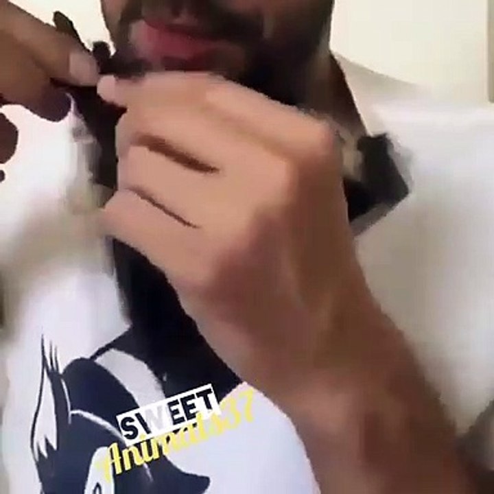 Cet homme et son singe s'amusent comme des enfants. Admirez !