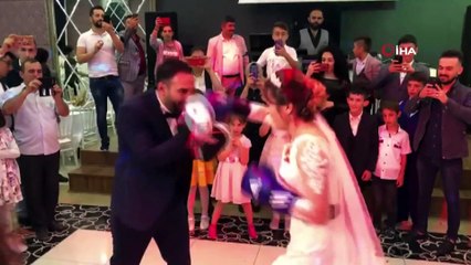 Video herunterladen: Kick-Boks Dünya ve Avrupa Şampiyonu, düğünü bırakıp gelinle boks yaptı