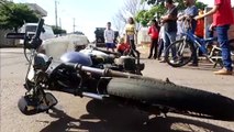 Motociclista se fere em batida com caminhão na Rua Bororós