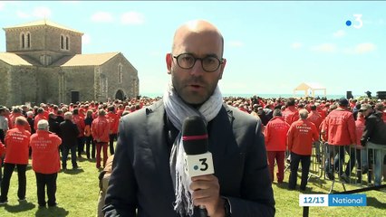 Sables-d'Olonne : Emmanuel Macron remet la Légion d'honneur à l'ensemble de l'équipage de sauveteurs