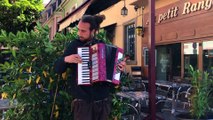 Alexandre,  l'accordéoniste ambulant