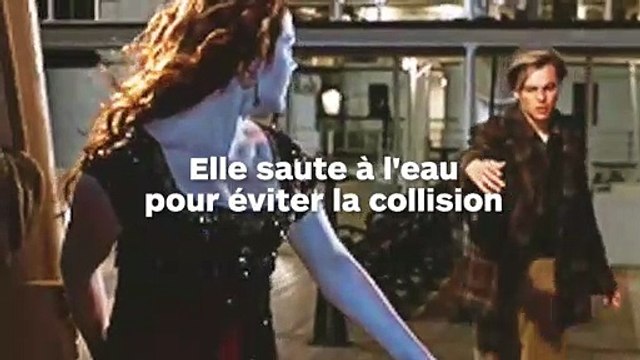 Une touriste en panique saute par-dessus bord, en voyant un énorme bateau qui leur fonce droit dessus !