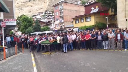 KARAMAN Oğlu tarafından öldürülen gelinin tabutuna sarılıp ağladı