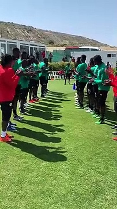 La tanière accueille chaleureusement Sadio Mané après son sacre avec Liverpool