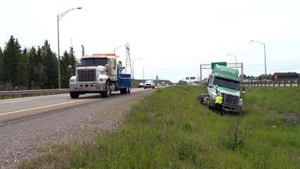 Un poids lourd effectue une sortie de route sur l'A-85