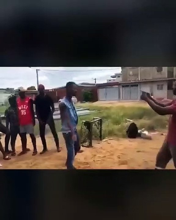 Quand tu joue les gros durs dans la rue et que ta mère s'en mêle. Hilarant !