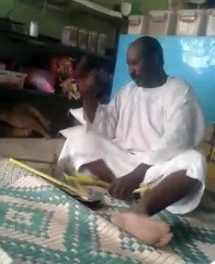 Cet homme va être très surpris par ce qu'il va trouver. Regardez !