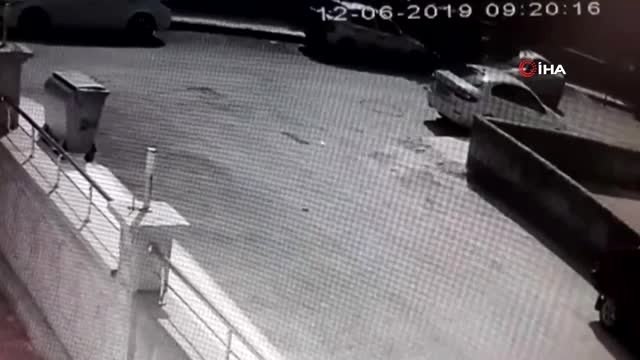 El freni çekilmeyen araç çöp konteynırına çarptı