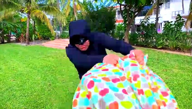 Stacy jouer à faire semblant avec rose playhouse et jouets