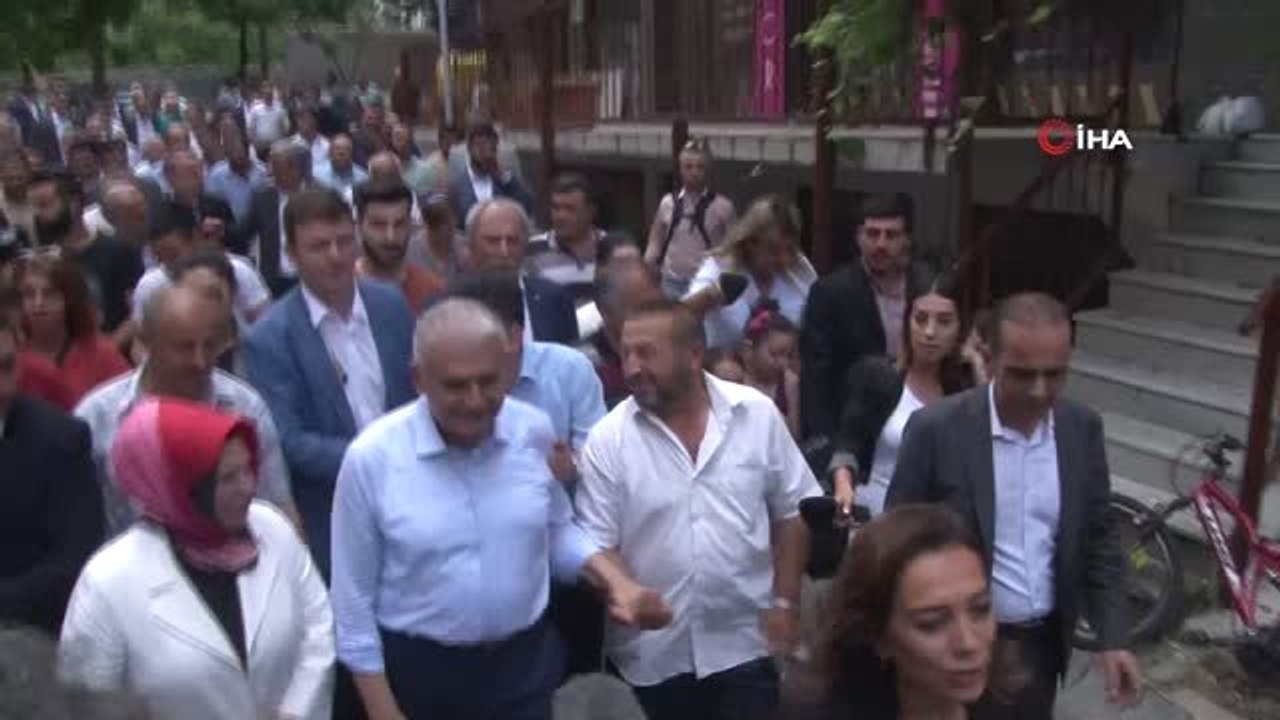 Binali Yıldırım Sancaktepe'de vatandaşlarla çay içti