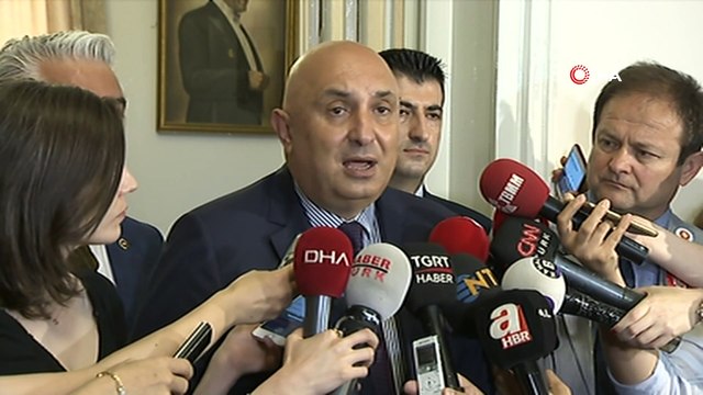 CHP Grup başkanvekili Engin Özkoç: “Konuştuğumuz temel şeyler askerlik süresinin kısaltmanın ordunun savunma gücünde oluşturacağı tahribat var mıdır? Bununla ilgili cevaplar aldık. Cumhurbaşkanı tarafından askerlik süresinin altı aydan daha