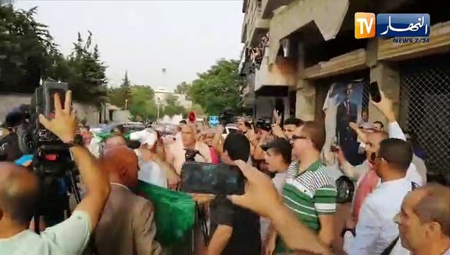 شاهد تفاعل المواطنين من أمام المحكمة العليا بإيداع عمارة بن يونس الحبس المؤقت