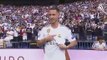 Hazard besa el escudo del Real Madrid durante su presentación