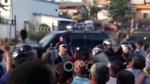 RTV Ora - Rama pritet me protesta në Librazhd, ndërron intinerar dhe futet në rrugë dytësore