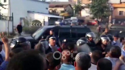 RTV Ora - Rama pritet me protesta në Librazhd, ndërron intinerar dhe futet në rrugë dytësore