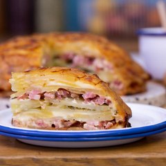 Dôme géant de pomme de terre et raclette