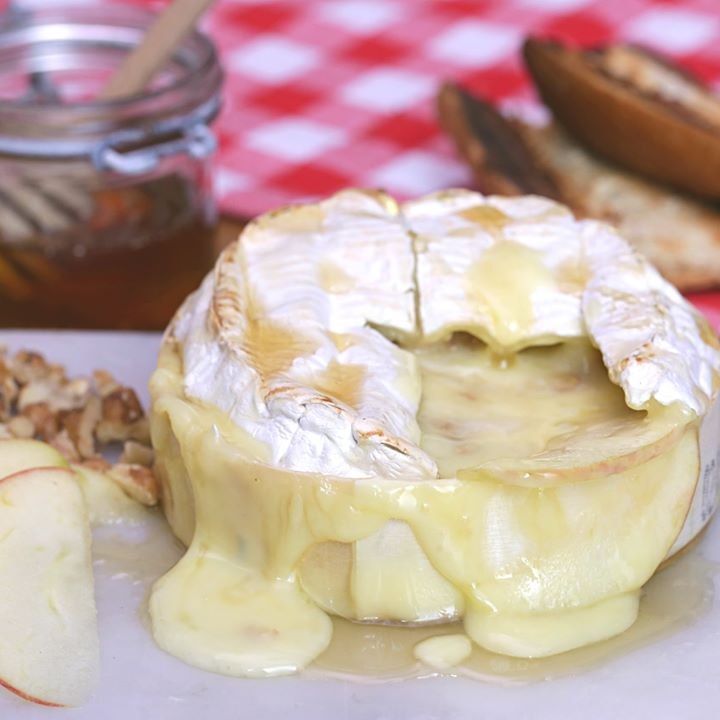 Camembert rôti aux pommes et aux noix