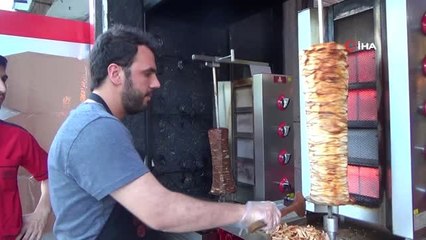 İş bulamayan mühendis 'diplomalı' dönerci dükkanı açtı