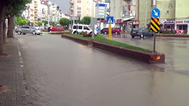 Karaman’da aniden bastıran yağmur, cadde ve alt geçitleri göle çevirdi