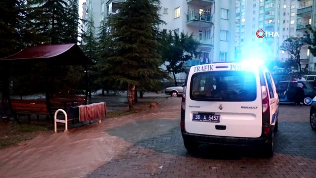 Sele dayanamayan istinat duvarı araçların üstüne yıkıldı