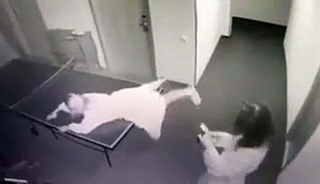 La mauvaise idée du jour : se coucher sur une table de ping-pong