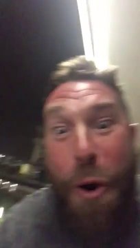 Il se filme en plein orage et ne va pas être déçu : éclair monstrueux