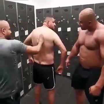 Il lance un défi impossible à un bodybuilder ! Tellement drôle